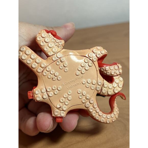 Finding Dory Disney Pixar Plastic Figure Hank the Octopus w/Dory In Coffee Pot - Picture 4 of 5